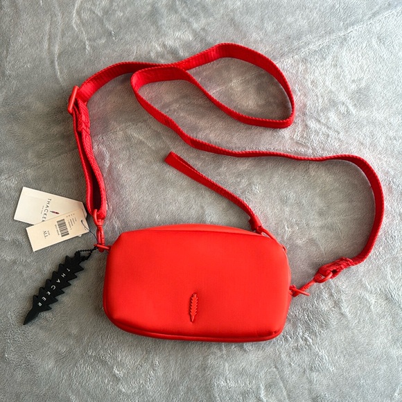 NWT Thacker Cocoon 3 In 1 Phone Bag Crossbody Beltbag Wristlet Red/Orange - Picture 4 of 16